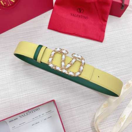 配送专柜全套包装 等级：专柜同步.原版包装.代购级别 材料：Valentino 此款采用进口原版皮搭配纯铜经典V字扣 多色可选 双面用设计 时尚潮流 专柜宽度： - 点击图像关闭