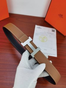 原单品质。Hermes爱马仕 女士双面皮腰带3.2Mm采用专柜最新底皮皮质，搭配H直角金属