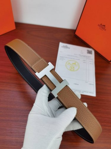 原单品质。Hermes爱马仕 女士双面皮腰带3.2Mm采用专柜最新底皮皮质，搭配H直角金属