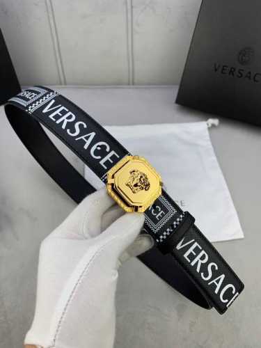 特 宽度4.0Cm 范思哲 此款两面头层皮底 腰带饰有标志性的Versace美杜莎头像三件套组合扣，彰显品牌格调。是一款精美的衣橱必备单品。
