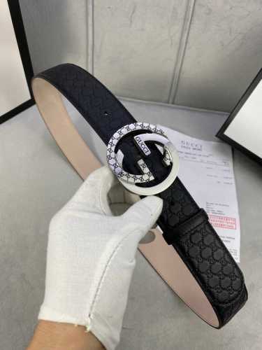 宽度4.0Cm Gucci 互扣式双G钢扣腰带，采用热压印技术的Gucci Signature皮革精制而成，触感厚实，印花图案清晰分明。