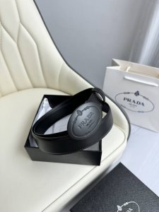 特 普拉达 双面原厂进口头层牛皮，双面使用，真空电镀铜扣，做工精致专柜品质！时尚休闲百搭火爆热销中！配专柜全套包装，宽度3.5