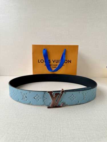 4.0宽 Lv Dimension Monogram HéRitage 双面腰带拼接素净皮革和 Monogram 涂层帆布，呈现经典设计的崭新演绎。品牌元素焕现