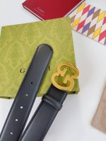 经典元素继续以各种新颖别致的方式呈现在Gucci各系列中。品牌字母交织造型配件亮眼呈现于Gg Marmont系列之上，与富有辨识度的腰带扣交相辉映，令整个设计魅