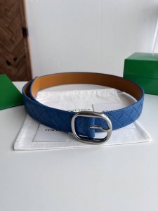 Bv 2025最新款男士编织腰带 纯手工Intreccio大格子编织 双面意大利小牛皮搭配椭圆形微复古银色针扣 宽体大针搭配扁孔设计尖尾 侧面有标识 皮带宽度3