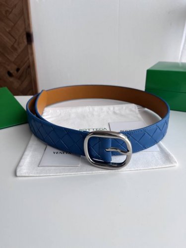 Bv 2025最新款男士编织腰带 纯手工Intreccio大格子编织 双面意大利小牛皮搭配椭圆形微复古银色针扣 宽体大针搭配扁孔设计尖尾 侧面有标识 皮带宽度3