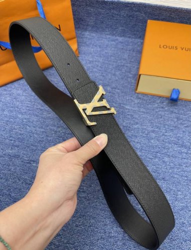 品牌Lv 4.0Cm 描述这款饰有Lv带扣的腰带配以水牛皮衬里，覆以Monogram 牛皮。展现细腻的品牌特质，是牛仔裤的理想配件 Lv字母带扣 Monogra