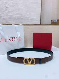 Vlogo Signature搭扣，饰以施华洛世奇仿珍珠 -施华洛钻 花纹搭扣 -进口小牛皮材质 进平纹带身 -宽度：3厘米