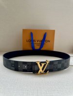 特 Lv 4.0宽Initiales Damoflage 双面腰带巧妙融入 Pharrell Williams 打造的像素化 Damoflage 图案，以深邃色