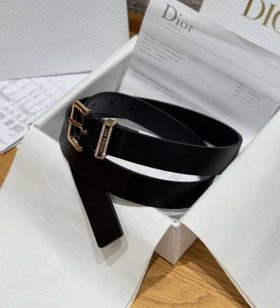 Dior Night Code 腰带 这款 Dior Night Code 腰带是二零二五秋冬成衣系列新品，彰显时尚优雅的美学风格，宽设计，采用光滑牛皮革等材质