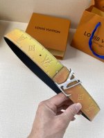 特 4.0宽:Pyramide Trunk L’Il 双面腰带以品牌经典元素烘托醒目数字印花，纪念 Virgil Abloh 的第七场路易威登时装秀。Lv Py