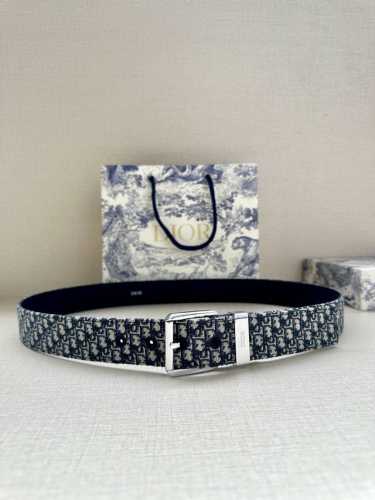 宽度3.5Cm Dior 这款腰带采用黑色超迷你 Oblique 印花面料精心制作，搭配金属覆层黄铜腰带扣，彰显优雅时尚的风范。腰带长度可调节，可与各式 35