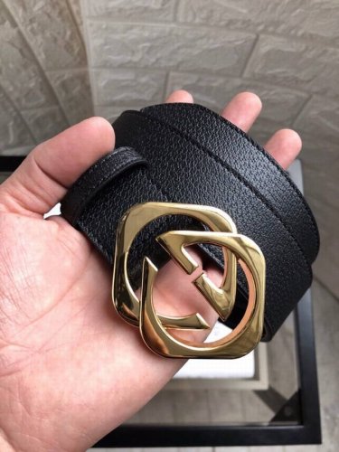 配全套包装盒古驰：原单头层小牛皮腰带采用热压制作，以获得野猪皮效果，内衬平纹牛皮底，营造织纹外观。饰以标志原单扣，专柜宽度3.8