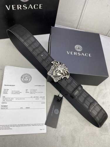 宽度4.0Cm Versace 范思哲 采用精挑细选进口牛皮，此款鹿皮腰带配有醒目的美杜莎头像搭扣，可为任何造型增添几分立体雅致效果。