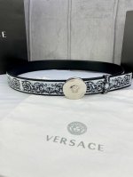 宽度4.0Cm Versace 范思哲 此款Palazzo腰带采用牛皮革面料制作，并饰有Le Po Classique图案印花和标志性的美杜莎五金真空电镀配件