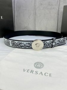 宽度4.0Cm Versace 范思哲 此款Palazzo腰带采用牛皮革面料制作，并饰有Le Po Classique图案印花和标志性的美杜莎五金真空电镀配件