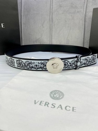 宽度4.0Cm Versace 范思哲 此款Palazzo腰带采用牛皮革面料制作，并饰有Le Po Classique图案印花和标志性的美杜莎五金真空电镀配件