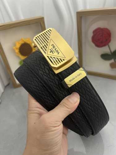 品名：普拉达 原单 自动带 材质：原单牛皮腰带 百分百头层牛皮腰带保证真皮，24K纯钢扣，专柜原单品质、做工精细，时尚大牌，送人自用首选 包装： 请认准如图专柜