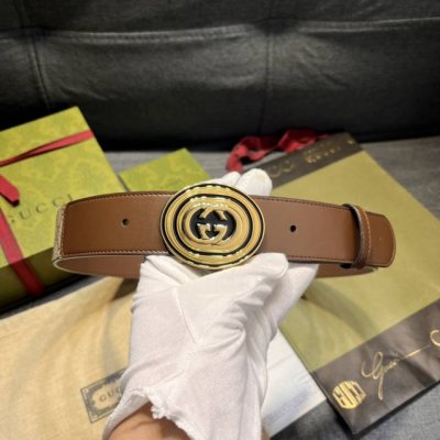 古奇. 宽4.0Cm，帆布是品牌的一款经典面料，经不同配色组合以及现代和经典设计演绎后，这款窄腰带采用该标志性面料版本诠释，匠心搭配同色调滚边。该款帆布灵感源自