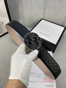 宽度4.0Cm Gucci 互扣式双G钢扣腰带，采用热压印技术的Gucci Signature皮革精制而成，触感厚实，印花图案清晰分明。