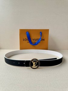 特 本款 3.0宽Lv Initiales 双面腰带以柔软粒面牛皮革演绎经典设计 压经典老花 可为任意造型注入优雅格调 一面皮革 金属件 Lv Initiale