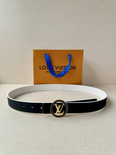 特 本款 3.0宽Lv Initiales 双面腰带以柔软粒面牛皮革演绎经典设计 压经典老花 可为任意造型注入优雅格调 一面皮革 金属件 Lv Initiale