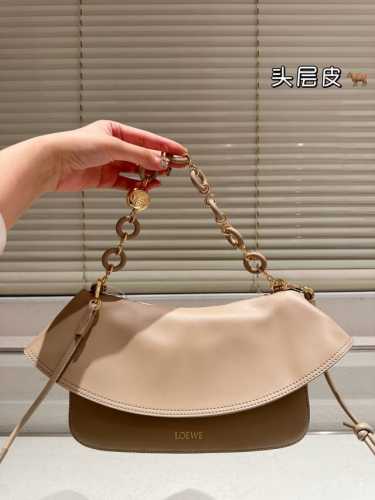 原单版本 头层牛皮 Loewe新款Puzzle和Ola Ola的颜色又温柔又精致 两根肩带 背出两种风格 纳帕牛皮材质 耐造有质感 尺寸 25 15Cm