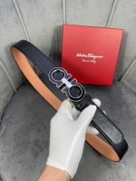 特P190 宽度3.5Cm Ferragamo（菲拉格慕）黑面砂底/双面头层牛皮配有金色/白色金属Gancio双扣。该皮带可调节，且能根据需要剪裁达到修身效果