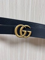 gg Marmont系列搭扣双面腰带，一面缀饰品牌标志性图案，另一面以中性色调皮革打造。此款双面腰带采用皮革与Gg字母图案涂层织物打造，搭配标志性双G搭扣，3.