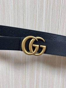 gg Marmont系列搭扣双面腰带，一面缀饰品牌标志性图案，另一面以中性色调皮革打造。此款双面腰带采用皮革与Gg字母图案涂层织物打造，搭配标志性双G搭扣，3.