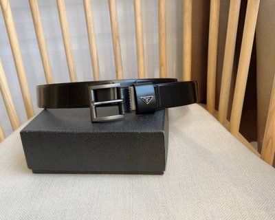Prada 普拉达 专柜最新款 这款腰带采用精美的亮面皮革打造 呈现简约精致的优雅风范 充满现代感的简约金属搭扣饰以雕刻式徽标 品牌格调跃然眼前 宽3.5