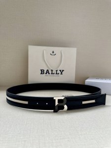 特 Bally 巴利 专柜新款荔枝纹皮 男士休闲布配皮双用腰带 宽3.4Cm这款帆布腰带饰以蓝色和奶油色迷幻火车条纹，搭配蓝色皮表面，B字 搭扣更显纤细，采用钛