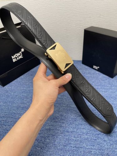 品牌万宝龙 550 描述双面原版皮，这款饰有带扣的腰带配以水牛皮衬里，覆以Monogram 牛皮。展现细腻的品牌特质，是牛仔裤的理想配件 字母带扣；35宽 原单