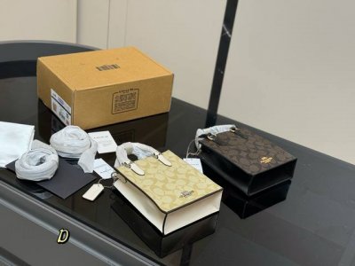 配飞机盒 Size：14*17Cm 真心的推荐这一款！ 最近都背它出门！ 蔻驰Cally 琴谱包 肩带可以拆卸 内里有吸扣 实用又方便