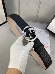 宽度4.0Cm Gucci 互扣式双G钢扣腰带，采用热压印技术的Gucci Signature皮革精制而成，触感厚实，印花图案清晰分明。