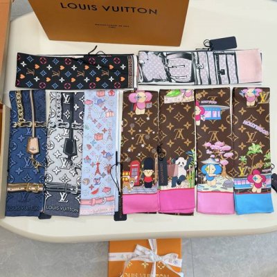 女神必入 Lv束发带 进口真丝面料非常特别的触感 超多用途：领巾、发带、包包配饰、腰带.....等等等等，超好驾驭 夏季配衣服 配包包 顶级真丝光泽感超级强 精
