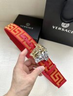 带宽3.8Cm Versace 范思哲 此款缎带腰带风格十分休闲，饰有标志性希腊回纹图案，可搭配休闲单品或高腰正装。 闭合式佩戴 希腊回纹图案 材质：100%聚