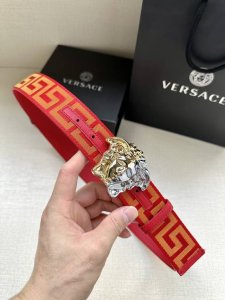 带宽3.8Cm Versace 范思哲 此款缎带腰带风格十分休闲，饰有标志性希腊回纹图案，可搭配休闲单品或高腰正装。 闭合式佩戴 希腊回纹图案 材质：100%聚
