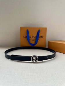 2.0宽 本款 Lv Iconic 双面腰带以纤细剪裁迎接新季，搭配标志性 Iconic 搭扣，无论展现 Monogram Reverse 帆布或素雅牛皮革，均