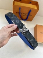 特 Lv Line 40 毫米双面腰带令 Monogram Eclipse Reverse 帆布和无纹牛皮革各持一面，Lv Line 搭扣的创意巧思，于昼夜场合