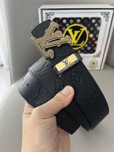 品名：Lv..路易..威登原单 材质：原单牛皮腰带 百分百头层牛皮腰带保证真皮钢扣，专柜原单品质、做工精细，时尚大牌，送人自用首选 包装： 请认准如图专柜包装赠