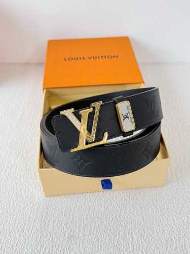 品名： Lv..路易..威登腰带皮带原单 型号：挂扣，经典纯钢材质镶钻挂扣，头层牛皮，图片实物拍摄 材料：头层牛皮，挂扣系列，纯钢材质扣头，钯镀电镀工艺永不掉色