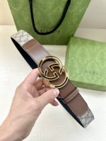 宽度4.0Cm Gucci 这款腰带在早秋系列中惊艳亮相，采用以经典颜色 乌木色组合呈现的品牌双G字母交织图案，与黑色皮革材质相得益彰。双G镶钻钢效果，突显时尚
