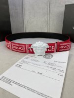 宽度4.0Cm Versace 范思哲 此款palazzo腰带采用牛皮革面料制作，并饰有le Pop Classique图案印花和标志性的美杜莎五金配件。