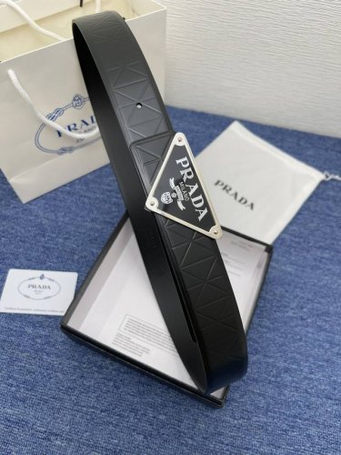 普拉达 双面原版皮，原板扣、这款饰有带扣的腰带配以水牛皮衬里，覆以Monogram 牛皮。展现细腻的品牌特质，是牛仔裤的理想配件 Monogram牛皮；2024