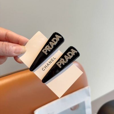 配包装 一对 Prada 普拉达 高端新款发夹Bb夹、经典字母Logo边夹刘海夹发饰， 高级感日韩幻彩少女简约百搭款！