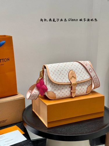 礼盒包装 Size：26Cm Lv 新色 燕麦沙丘色 Diane法棍包 搭配四叶草挂件 法棍包是真好看 又好背！ 皮质和颜色都不错， 配置两条肩带 又甜又咸！