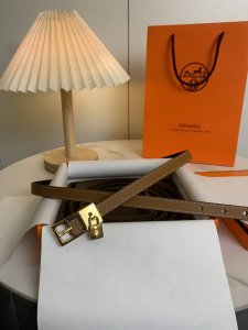 爱马仕锁扣宽度1.5Cm，双面头层牛皮，双面可用锁扣锁开口可活动，多种风格均可搭配