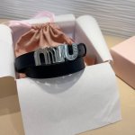 Miu Miu 这款皮革腰带是提升别致造型品味的理想之选。 醒目的标志性徽标装点搭扣，营造精致撞色与纹理效果。缕空m I U设计别致. 宽度: 2Cm 尺寸75