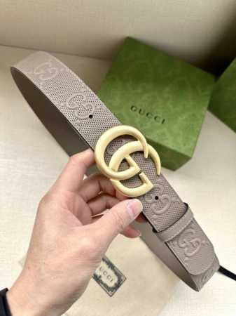 宽度4.0Cm Gucci 这款单品将品牌的过去与未来贯通在一起，以现代风格的全新设计诠释了经典设计元素。Guccio Gucci字母交织图案巧妙融入纹理和材质 - 点击图像关闭